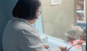 女医生回应隔窗咆哮给患者母亲送钱 暖心举动背后的故事