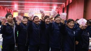 河南矿山老板给女员工发160万 节日关怀暖人心