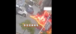 车前起火司机不倒车执着掉头致火烧车 眼睁睁看着车烧成空壳