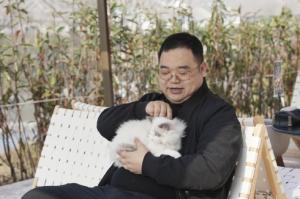 四川一纪检干部演贪官火了 戏里戏外反差大