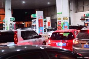 油价上调排队加油车主发声 钱包压力增大