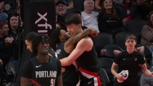 这兄弟能处！韦斯利背运晃倒对手 杨瀚森展现惊人天赋