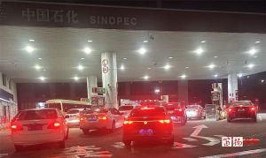 加油站排队市民发声 油价上涨前夜加油难