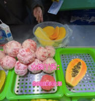 景区买个水果捞没想到切完多了