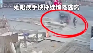 丈夫回应妻子拎娃惊险躲过车祸：但凡慢一两秒就完蛋了