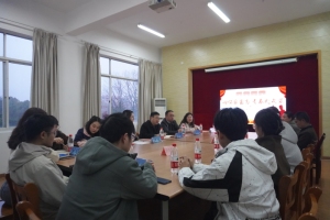 研一女生独自参加入伍欢送会 青春赴戎装