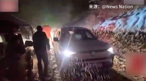 印度阿塔尔隧道因大雪堵塞 千余辆车滞留旅客车内过夜