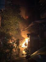 72岁老人逃生后重返火场遇难 邻居接力灭火未能挽回生命