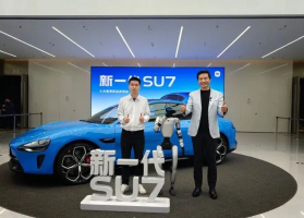 宇树CEO王兴兴给雷军展示机器人跳舞 科技互动预热新品发布