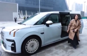 李书福亲自为董明珠交车