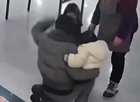 女子追打孩童致手指骨折 家长情绪失控引发关注