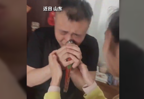 男子鹦鹉失而复得手里握着边哭边亲 网友:这激动的心养鸟人才懂