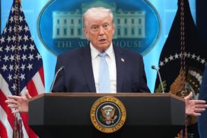 特朗普誓言找出泄密者 媒体曝光增加营救难度