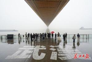 武汉杨泗港长江大桥再现“雨帘瀑布” 市民争相拍摄壮观景象