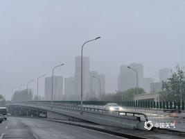 北京降雨,路面湿滑,出行请多加留意 小雨伴轻雾影响交通