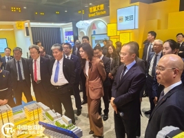 郑丽文在上海体验无人机外卖 科技便利获赞