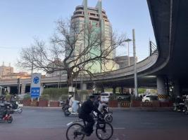 北京桥下空间停车场收费为何差这么多?记者探访 价格差异引关注