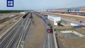 新疆开行全国首趟“雪莲速运”棉布班列