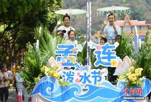 云南孟连摩托舞嗨翻泼水节 多民族共庆盛典