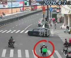 医院附近快递小哥闯红灯被查 频繁违法引关注