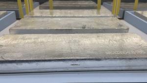 男子为赚钱买81万银砖 三个月亏24万 投资需谨慎