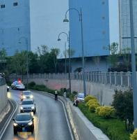 交警回应女子驾车冲上高台绿化带 未造成人员受伤