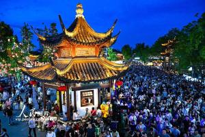 江苏南京：夫子庙景区游人如织