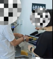 山姆餐吧顾客拿塑料袋接免费酱料 羊毛党现象引争议