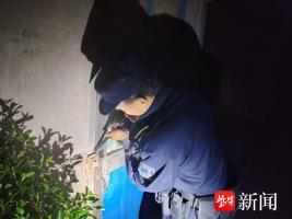 民警破门救助摔倒独居老人 跨国求助引发紧急救援