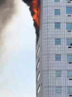 长春一知名饭店着火烧出框架 装修期间突发大火