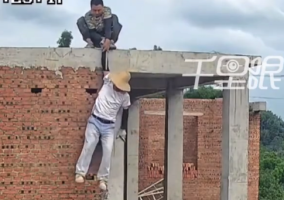小吊機(jī)墜落連帶工人受輕微傷 多虧工友反應(yīng)迅速死死抓住手臂