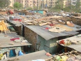 印度民眾爬上樓頂睡覺(jué)，48℃高溫下這是唯一的活路