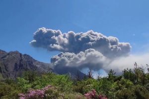 日本火山清晨狂喷1小时 60万居民受灰雨影响