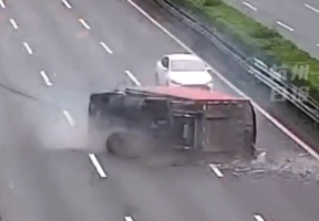 货车爆胎侧翻 路过司机爬车顶救人
