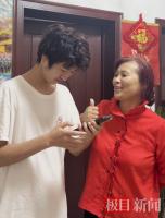 跪谢养母的襄阳少年高考467分 坚强面对生活