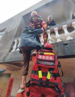 广东救援队搭人梯转移钦州被困老人 洪水中的生命接力