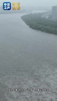 积水齐腰 他说这班非去不可 风雨无阻的坚守