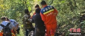 消防联手公安两次进山救出坠崖女子 15小时生死营救