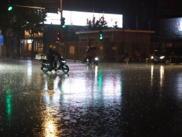路面积水市民徒手清理下水道 争分夺秒排涝