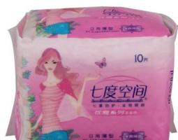 曝七度空间新卫生巾全是污渍 质量问题引众怒