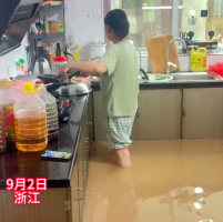 女子家中积水仍淡定下厨做饭 网友调侃：天塌下来也要先把菜炒了
