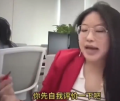 女生模仿大厂领导讲话 网友：连面相都变了