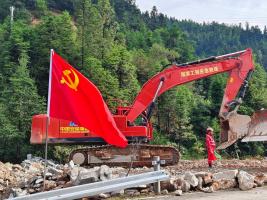 湖南桂东S344线塌方段正双向抢修 救援队争分夺秒清障