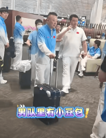 机场滞留6小时，国羽自救脱困，王励勤让人失望，谁注意他举动