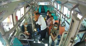 公交司机下车帮老人抬小推车 温暖善举获市民点赞