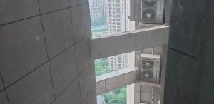 男子谎称维修空调盗窃被抓 高空惊魂一幕