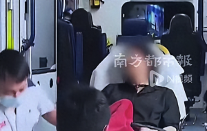 因琐事起争执，香港六旬母亲被38岁儿子袭击后，拿刀自卫刺伤儿子胸部