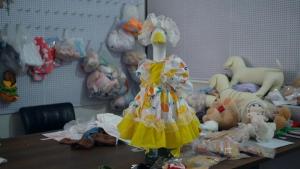 19岁女生专为玩具娃娃做衣服 70款娃衣带来50万件订单