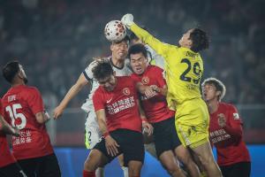 辽宁铁人1-1武汉三镇 激战平局收场