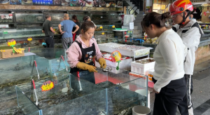 大闸蟹价格下跌？记者探访 市场供应充足导致价格回落